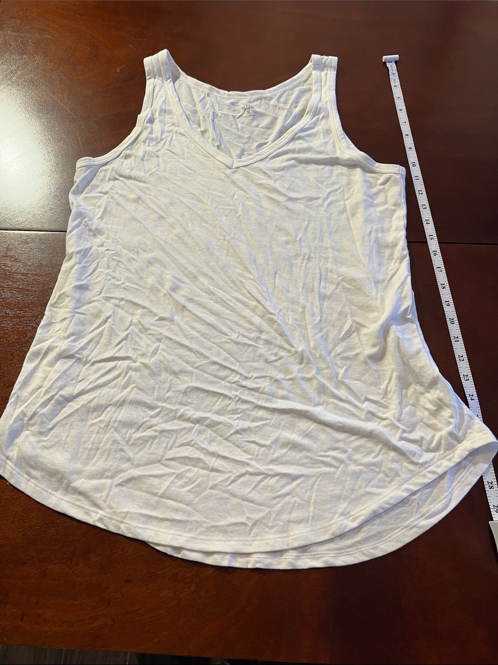 a.n.a White V-Neck Sleeveless swing Tank Top